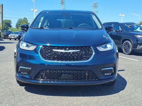 Certified 2024 Chrysler Pacifica Limited AWD/4WD image 2