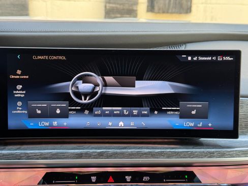 Used 2023 BMW 740i w/ Parking Assistance Package RWD image 28