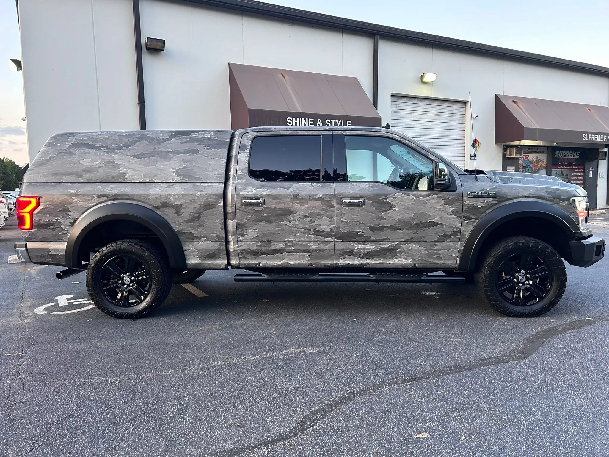Used 2020 Ford F150 Lariat w/ Equipment Group 502A Luxury AWD/4WD image 3