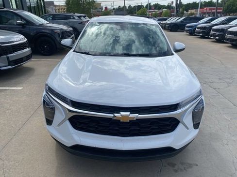 Used 2024 Chevrolet Trax LS w/ LS Convenience Package FWD image 3