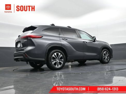 Used 2023 Toyota Highlander XLE AWD/4WD image 44