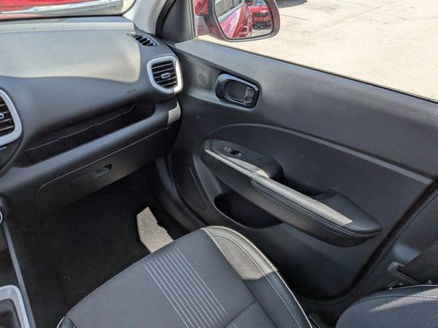 Used 2025 Hyundai Venue Limited FWD image 18