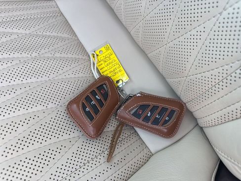 Used 2018 Lexus LS 500h w/ Luxury Package image 36