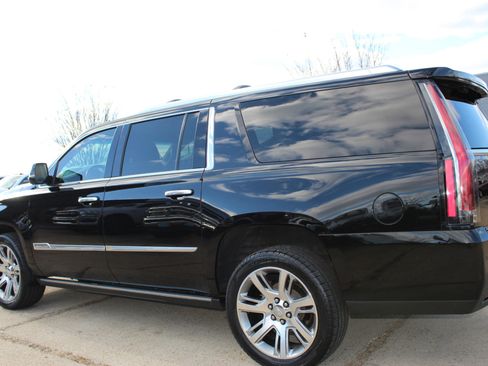 Used 2016 Cadillac Escalade ESV Premium image 4