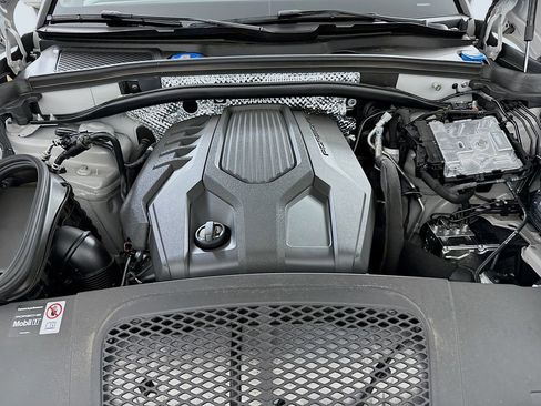 Certified 2025 Porsche Macan image 32