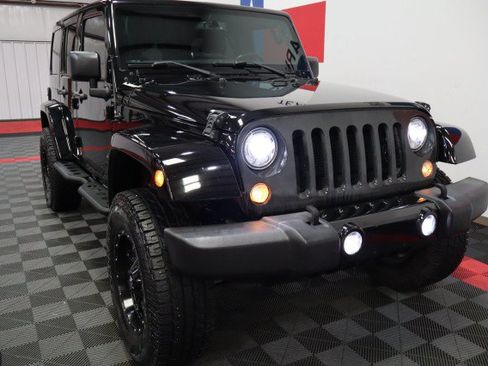 Used 2017 Jeep Wrangler Unlimited Sahara w/ Connectivity Group AWD/4WD image 22