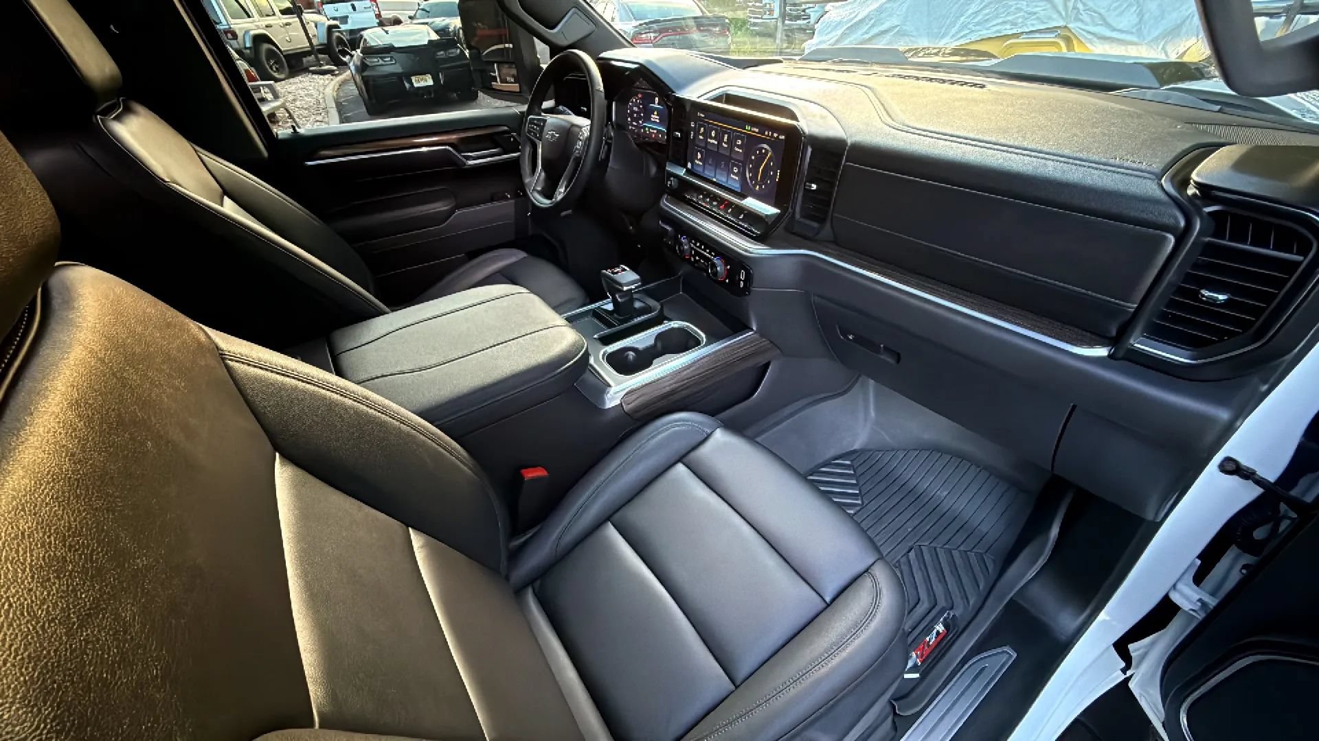Used 2025 Chevrolet Silverado 1500 LT Trail Boss w/ Dark Appearance Package AWD/4WD image 28