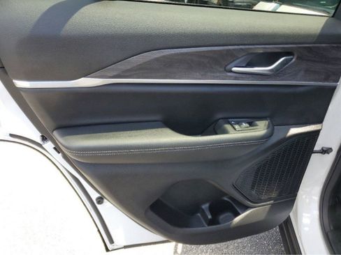 Used 2025 Jeep Grand Cherokee Limited w/ Black Appearance Package image 9