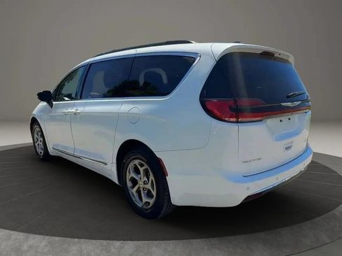 Used 2023 Chrysler Pacifica Limited FWD image 5