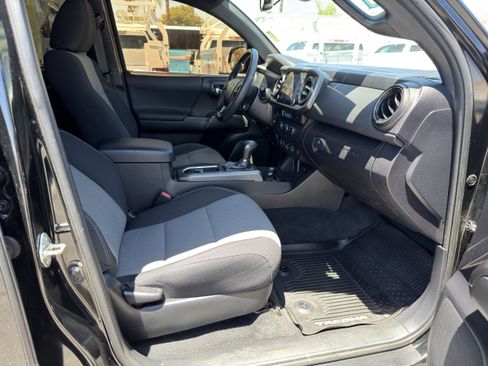 Used 2021 Toyota Tacoma TRD Sport w/ Technology Package RWD image 10
