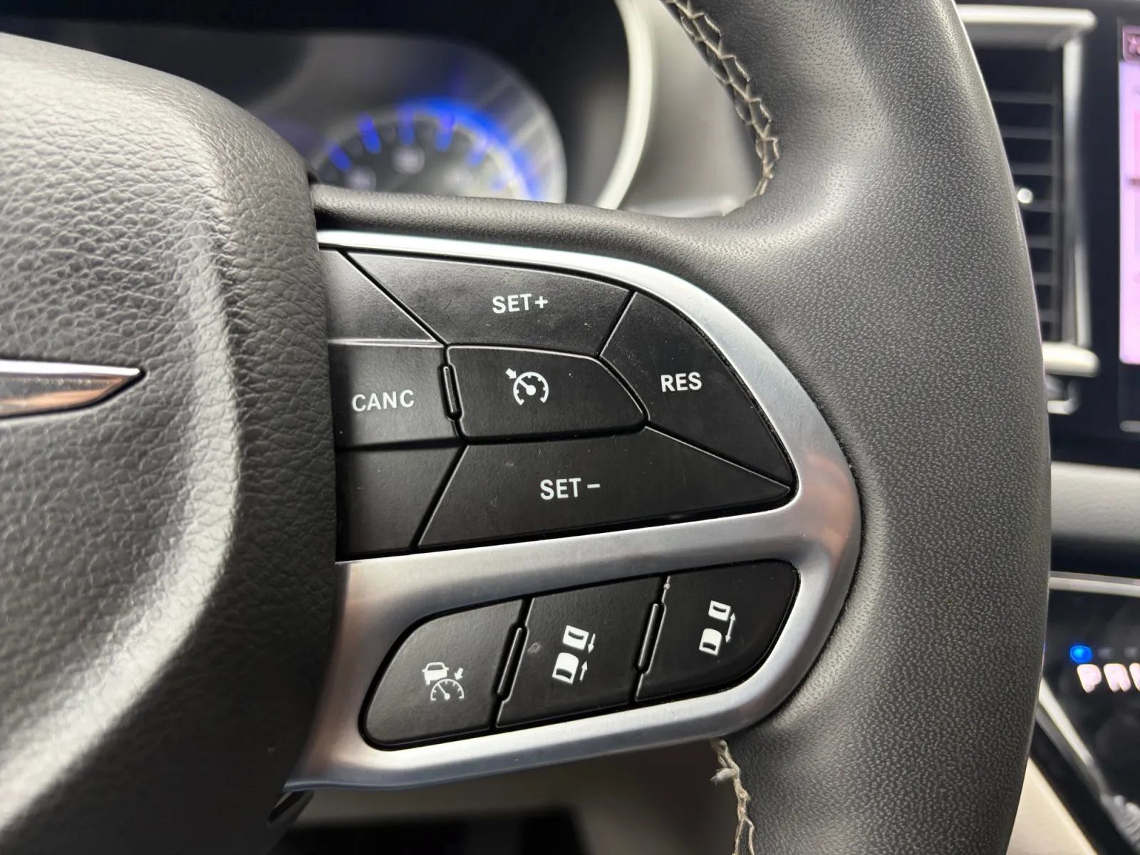 Used 2023 Chrysler Pacifica Touring-L FWD image 32