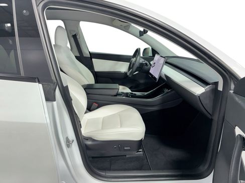 Certified 2021 Tesla Model Y Long Range AWD/4WD image 13