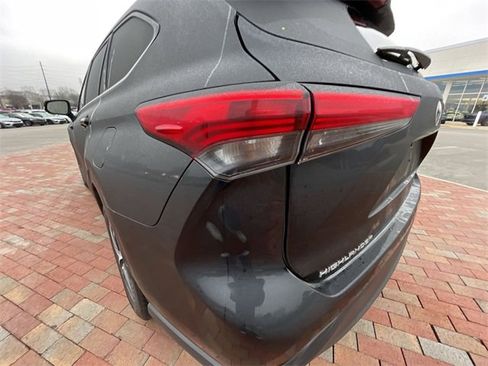 Used 2021 Toyota Highlander XLE image 14