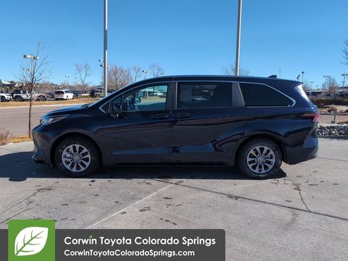 Used 2025 Toyota Sienna LE image 4