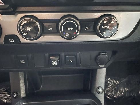 Used 2020 Toyota Tacoma SR5 image 39