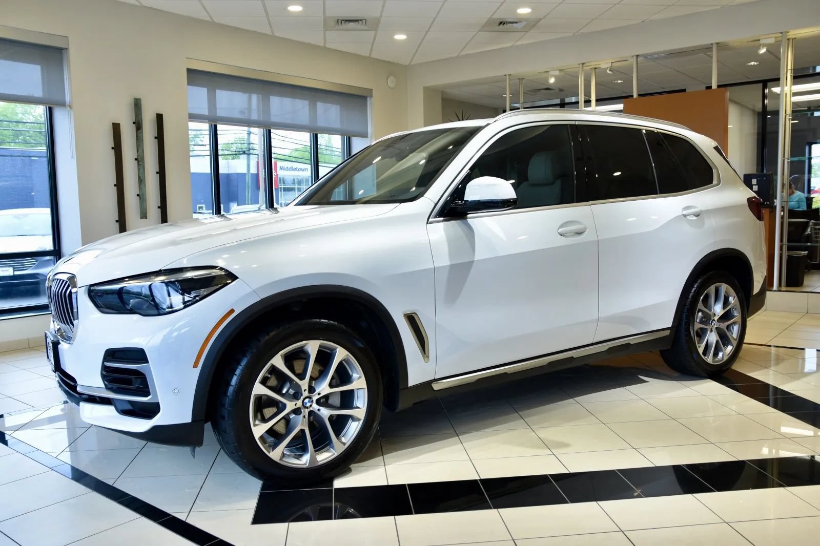 Used 2022 BMW X5 xDrive40i w/ Premium Package AWD/4WD image 3