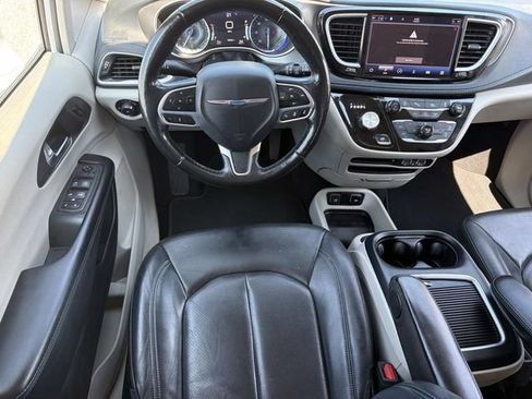Used 2021 Chrysler Pacifica Touring-L FWD image 14