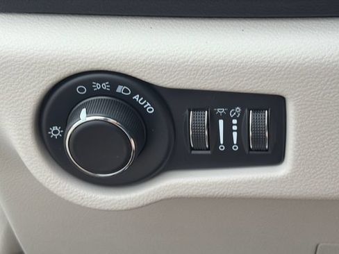 Used 2023 Chrysler Voyager LX FWD image 58