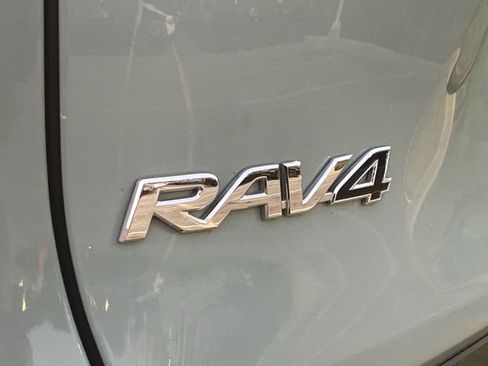 Used 2020 Toyota RAV4 XLE Premium AWD/4WD image 31