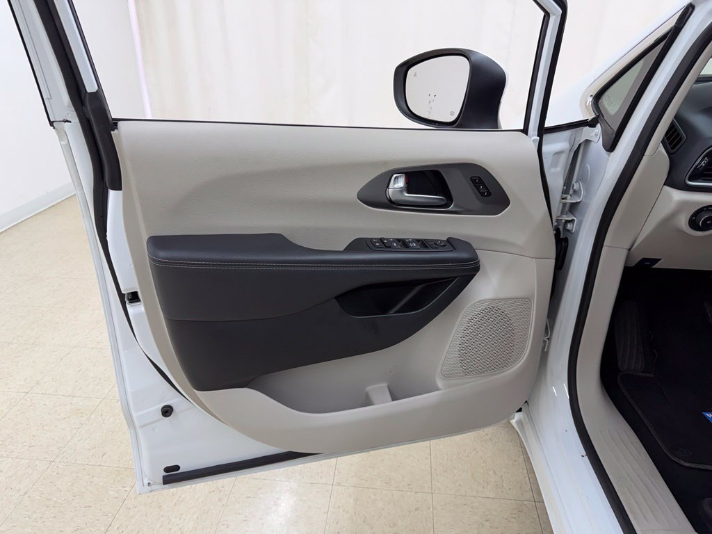 Used 2023 Chrysler Pacifica Touring-L FWD image 17