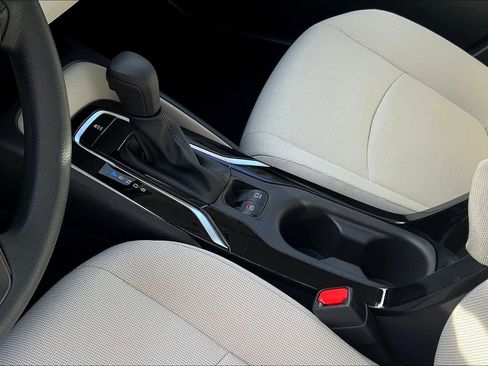 Used 2022 Toyota Corolla LE FWD image 14