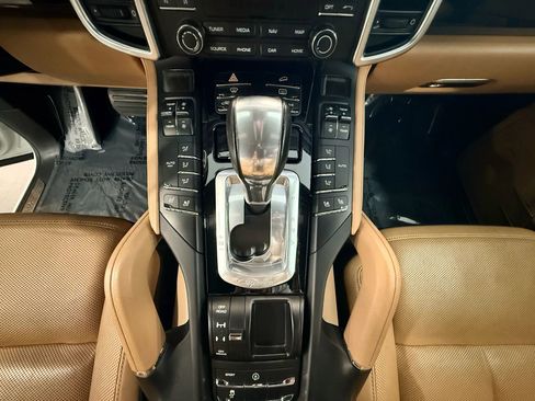 Used 2018 Porsche Cayenne Platinum Edition w/ Premium Package Plus image 27