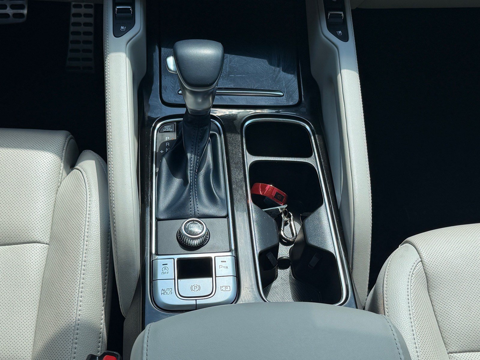 Used 2025 Kia Telluride SX w/ SX Captain's Chair Package FWD image 18