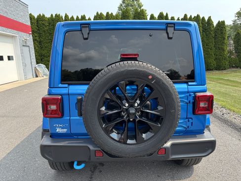 Used 2023 Jeep Wrangler Unlimited Sahara w/ Cold Weather Group AWD/4WD image 4