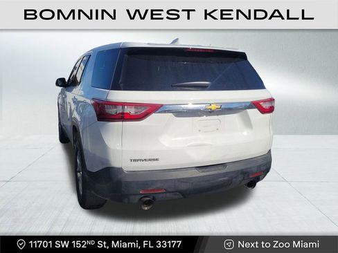 Used 2021 Chevrolet Traverse LS image 3