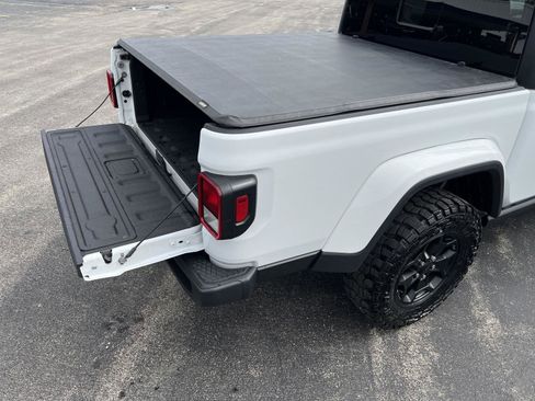 Used 2021 Jeep Gladiator Willys image 41
