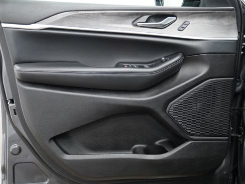 Certified 2024 Jeep Grand Cherokee L Limited w/ Luxury Tech Group II image 17