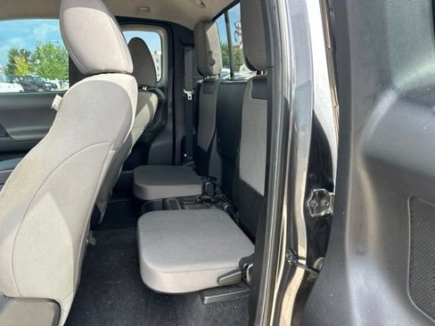 Used 2022 Toyota Tacoma SR5 AWD/4WD image 9