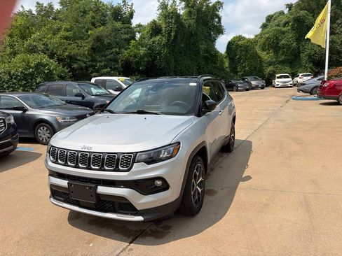 Used 2025 Jeep Compass Limited AWD/4WD image 5