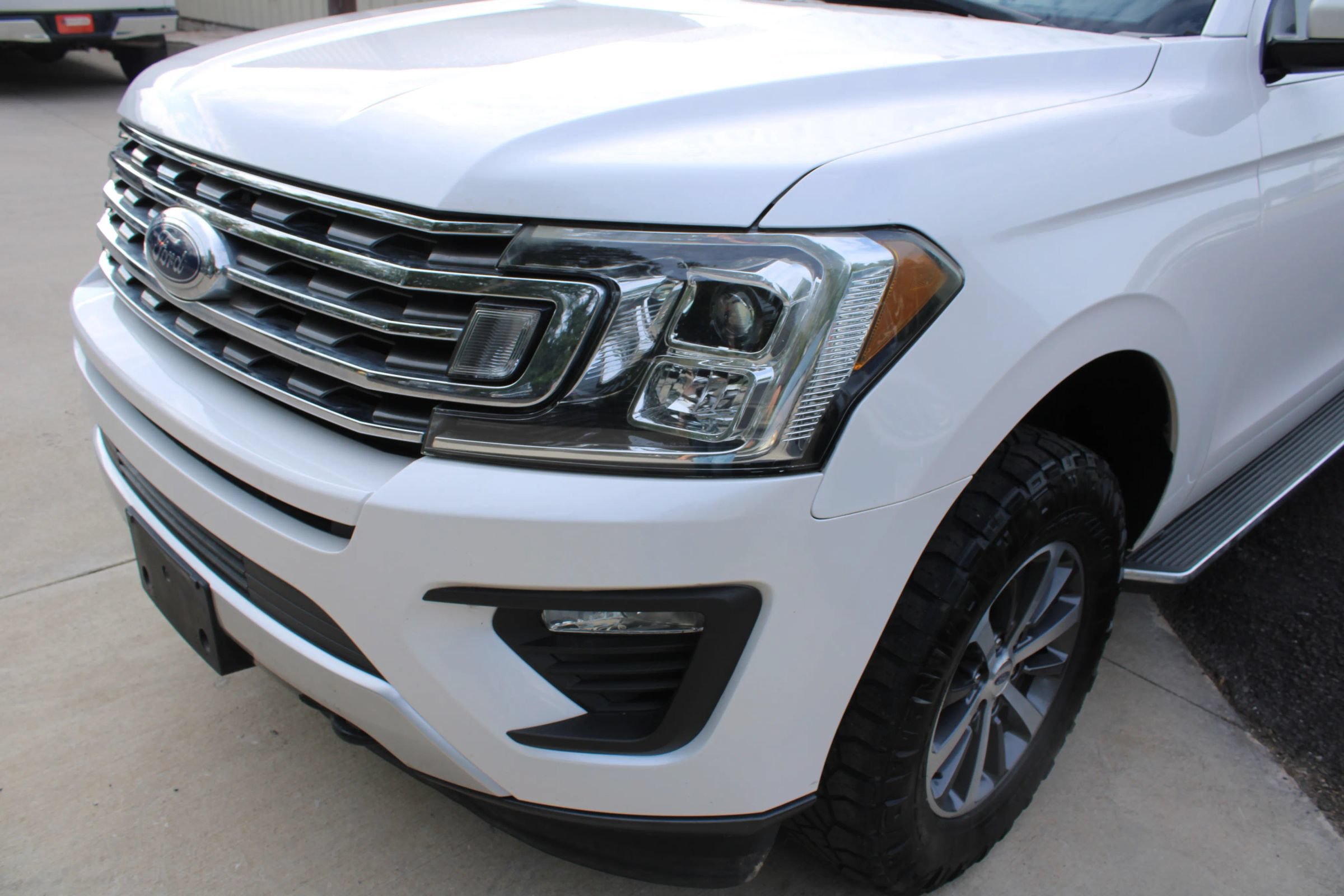 Used 2018 Ford Expedition XLT w/ Equipment Group 202A AWD/4WD image 3