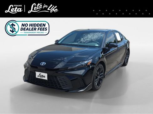 Used 2025 Toyota Camry SE FWD image 1