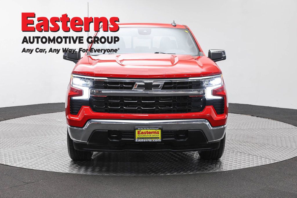 Used 2022 Chevrolet Silverado 1500 LT w/ Convenience Package II AWD/4WD image 2