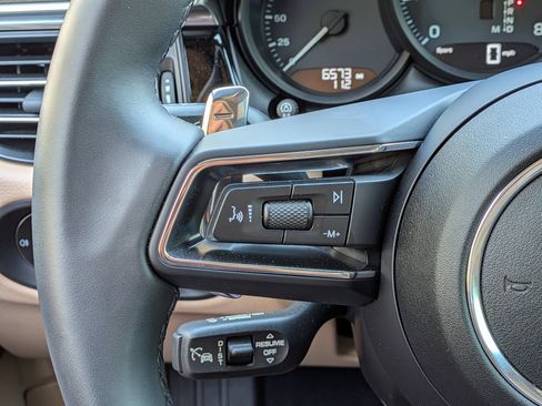 Certified 2025 Porsche Macan AWD/4WD image 9