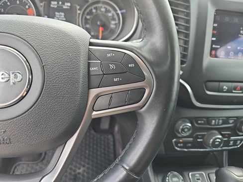 Used 2019 Jeep Cherokee Latitude Plus w/ Cold Weather Group image 17