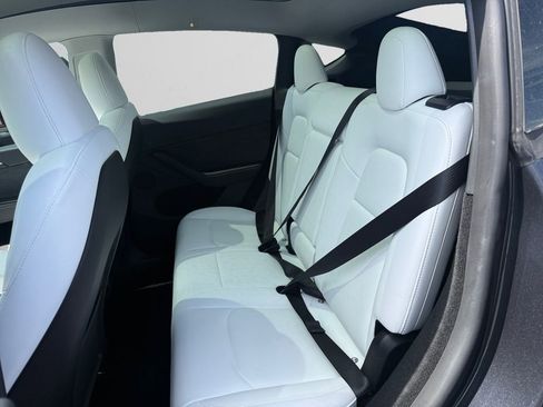 Used 2024 Tesla Model Y Long Range AWD/4WD image 12