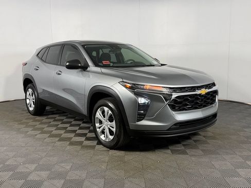 Used 2024 Chevrolet Trax LS w/ Driver Confidence Package FWD image 3