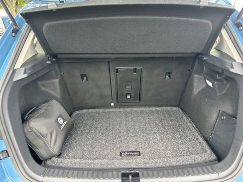 Used 2025 Volkswagen Taos SE AWD/4WD image 38