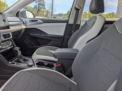 Certified 2025 Volkswagen Taos SE AWD/4WD image 21