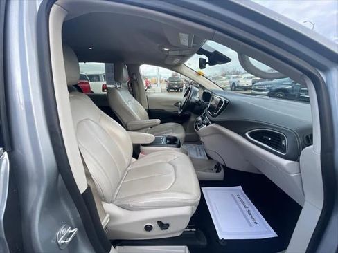 Used 2021 Chrysler Pacifica Touring-L FWD image 35