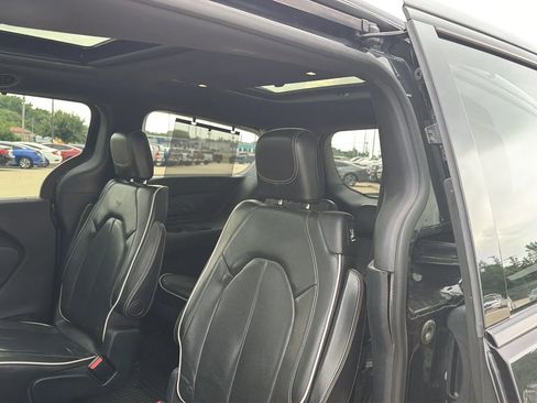 Used 2018 Chrysler Pacifica Limited w/ Advanced Safetytec Group FWD image 35