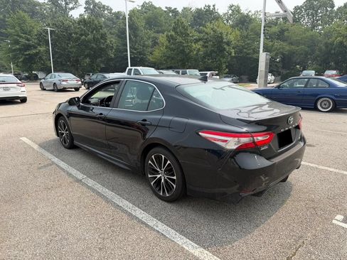 Used 2019 Toyota Camry SE FWD image 4