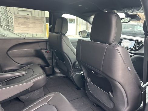 New 2026 Chrysler Pacifica Select image 40