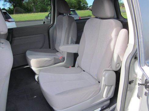 Used 2012 Kia Sedona LX w/ PWR Pkg FWD image 12