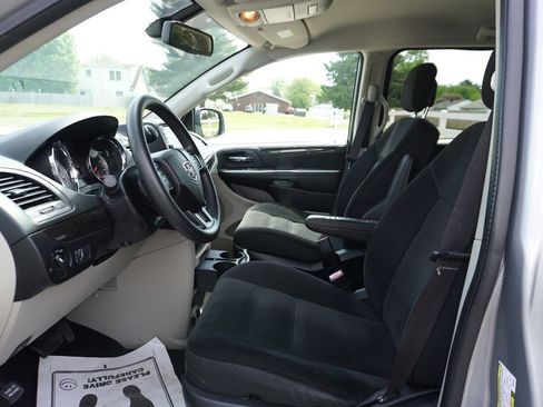 Used 2018 Dodge Grand Caravan SE w/ UConnect Hands-Free Group FWD image 2