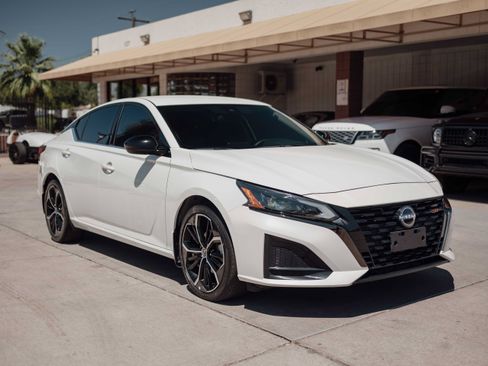 Used 2023 Nissan Altima 2.5 SR FWD image 3