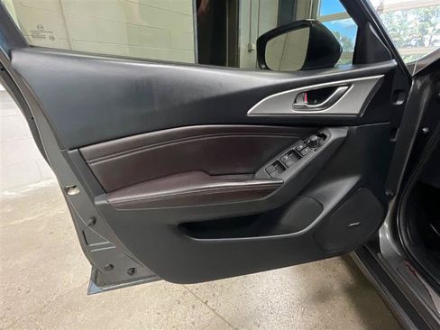 Used 2018 MAZDA MAZDA3 Touring FWD image 9